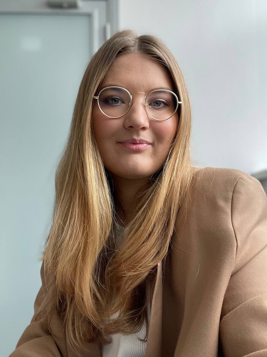 Arina, SenseBook author